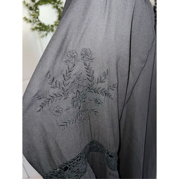 Torrid Bell Sleeve Embroidered Top (Sz 3) - Picture 3 of 7